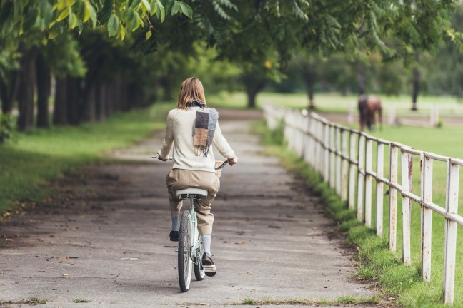 Woman riding bike at countryside — Photo